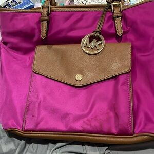 Michael Kors
Jet Set Nylon Medium Pocket Multifunc